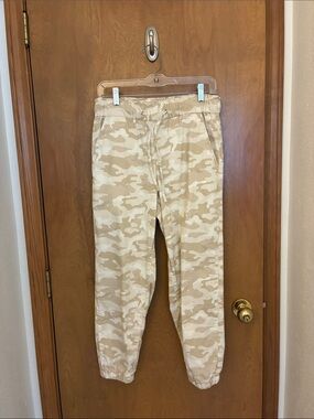 Levi's Women’s Beige Camo Joggers size small